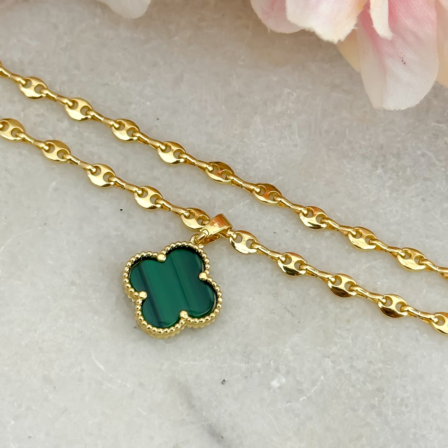 Cadena Tejido Gucci Delgada de 3mm de Grosor + Dije Trebol verde de Buena Suerte en Oro laminado 18k con Garantia
