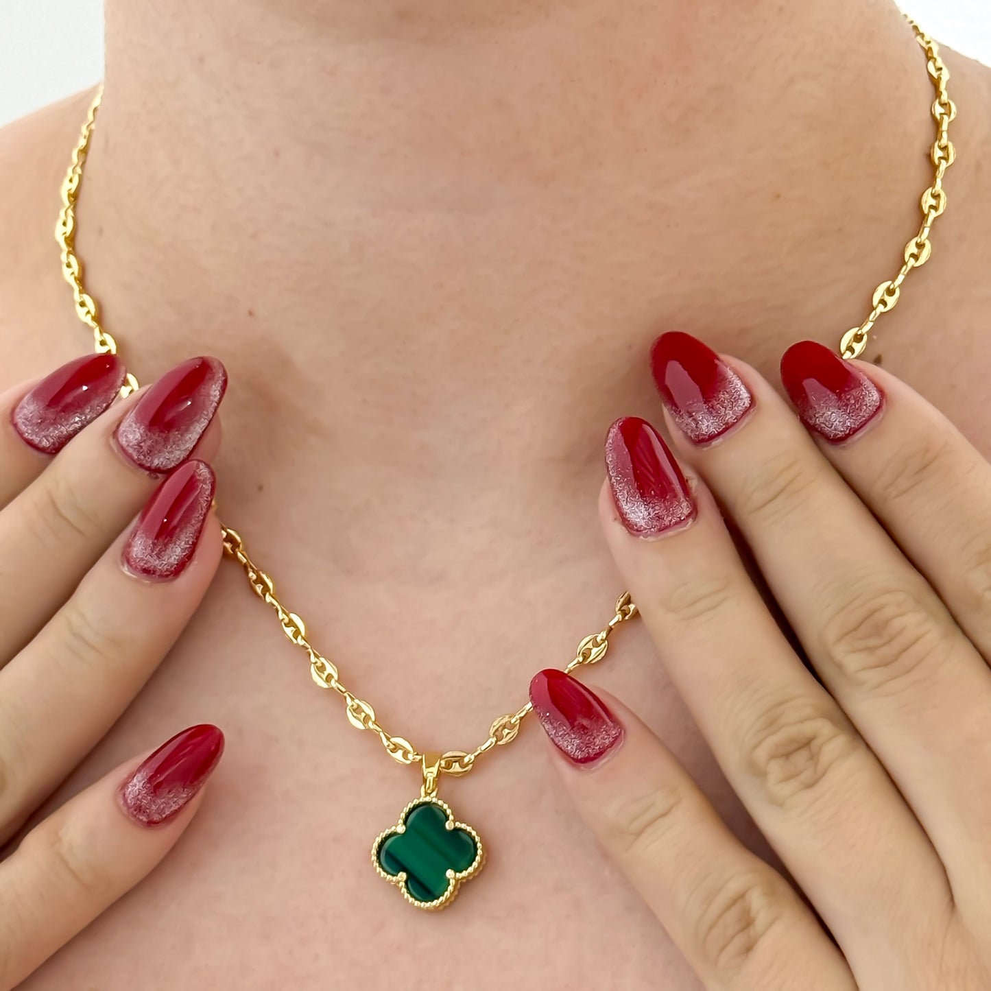 Cadena Tejido Gucci Delgada de 3mm de Grosor + Dije Trebol verde de Buena Suerte en Oro laminado 18k con Garantia