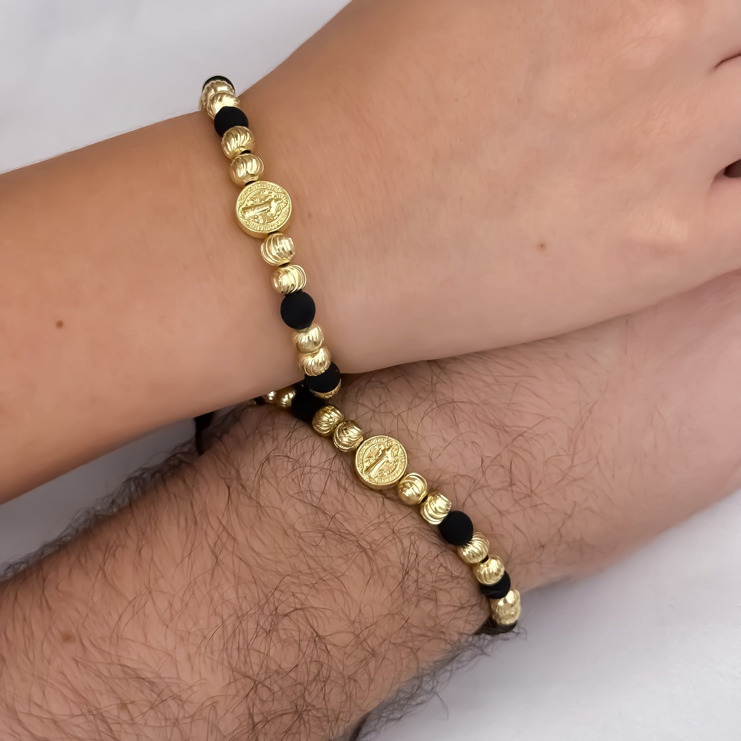 Juego de 2 Pulseras para Parejas San benito Protección en Balin  italiano de 5mm de Grosor en  Oro laminado 18k con Garantía de por vida