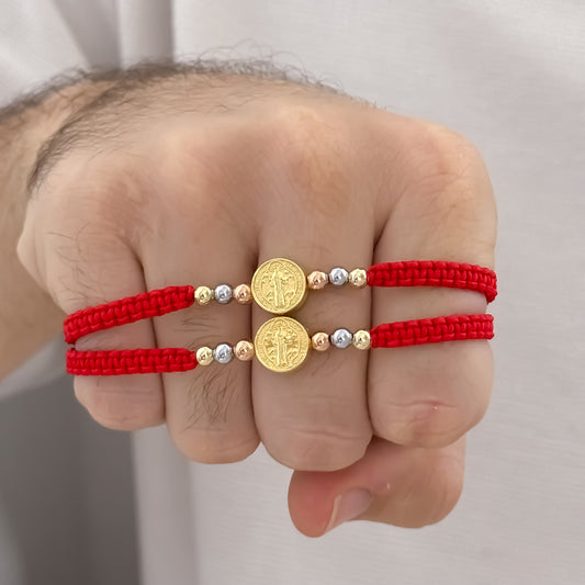 Juego de Pulseras Hilo Rojo de Pareja San Benito – Protección y Elegancia en Oro Laminado 18K con Garantía de  por vida