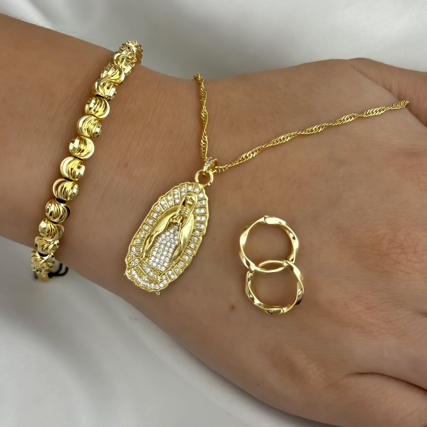 Conjunto para Dama Cadena Tejido Singapur  + Virgen Guadalupe + Candongas Circones Cristales + Pulseras Balin Italiano 6mm en Baño de Oro Laminado 24k con Garantia de por vida