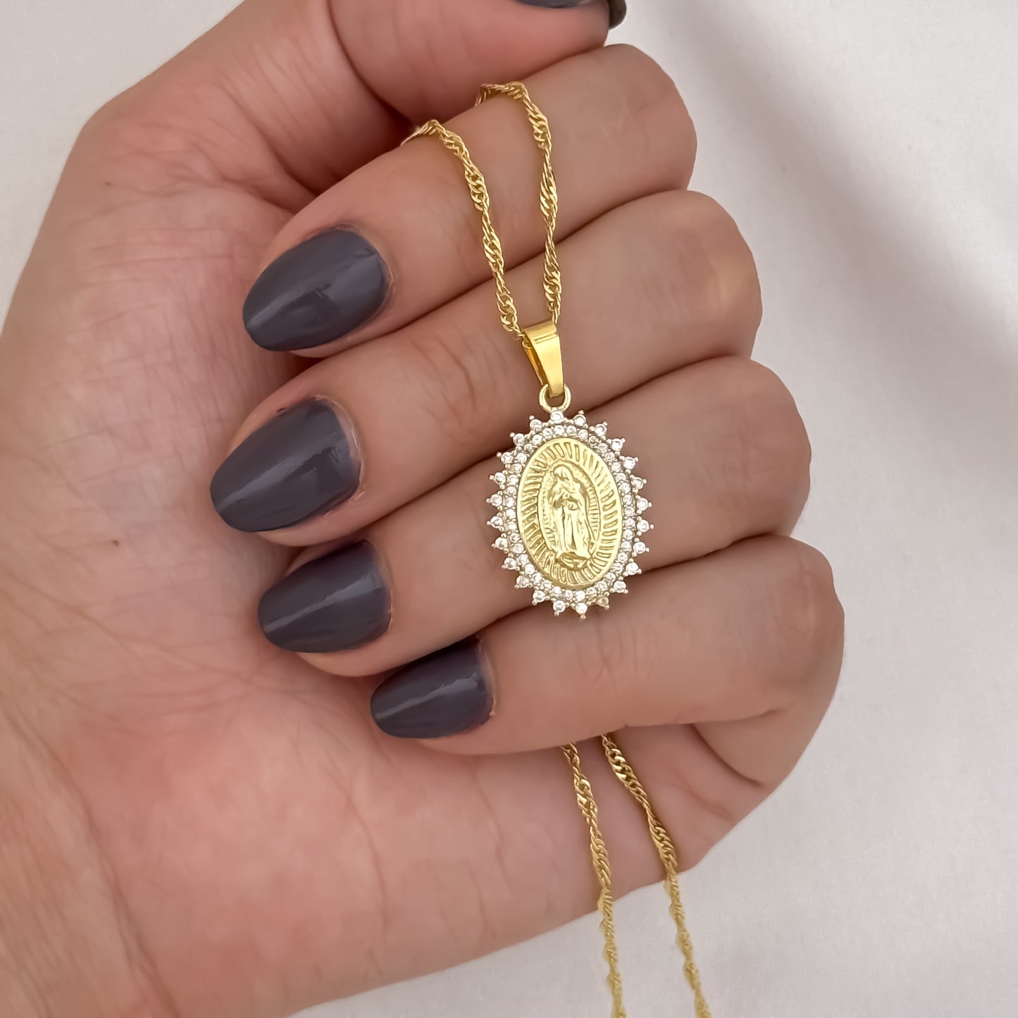 Cadena Tejido Singapur de Dama de 45cm + Virgen de Guadalupe Tallada con Micro circones de colores en Oro Laminado 18k con Garantia de por vida