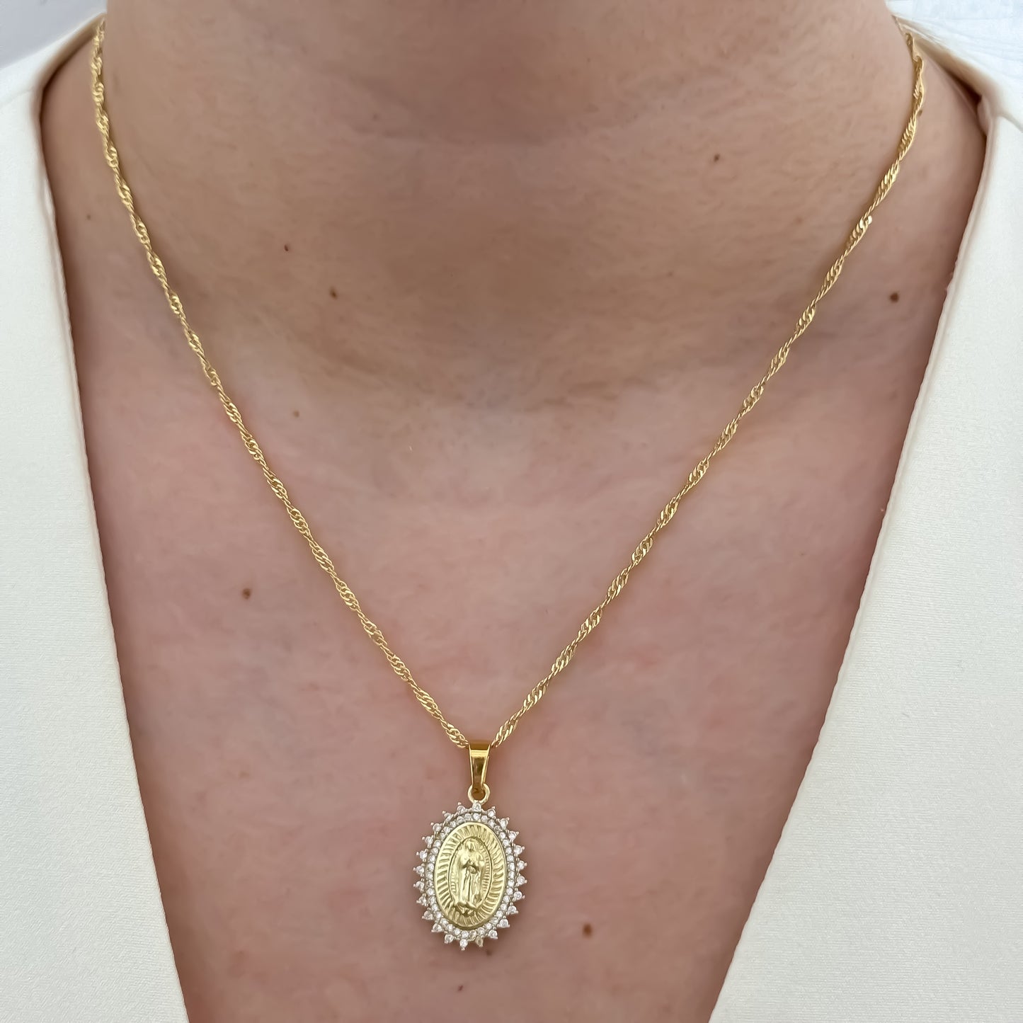 Cadena Tejido Singapur de Dama de 45cm + Virgen de Guadalupe Tallada con Micro circones de colores en Oro Laminado 18k con Garantia de por vida